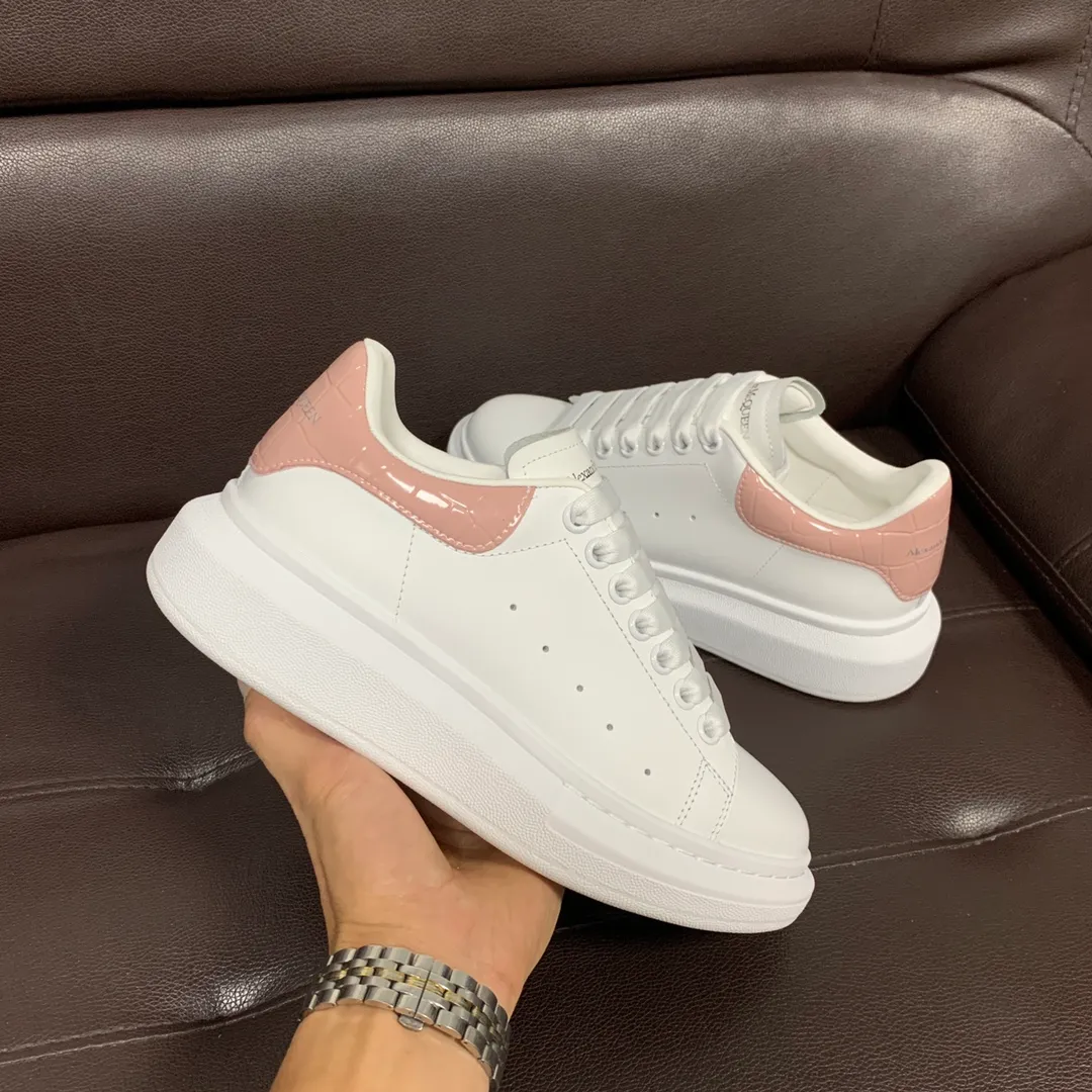 👟👟Ex-factory price 560👟👟 Professional McQueen factory. Top version. Couple style Alexander McQUEEN high version has been upgraded to the highest quality again✅ 💪McQueen Spring, Summer, Autumn and Winter top version Purchasing level✅ Recruiting national online and offline agents to join🤝 🏆Fabric: Original materials imported from Italy. Texture, water-resistant and non-discoloring 🏆Inner lining: ️A-grade Italian imported lining resistant to dirt, sweat-absorbent, breathable and comfortable 🏆Foot pads: top-grade imported Italian super-soft cowhide leather 🏆Outsole: PU+counter 1:1 🏆Shoe box: original white box. Plus white flip cover for double-layer protection. Cloth bag. Handbag. Certificate of 1:1 mold opening, 4-piece set. Delivered with a pair of shoelaces. 🖕🏿🖕🏿🖕🏿 You can choose any pair of shoelaces in any color of our factory 🏆Code number: women's 34-41. men's 38-46 🏆Special remarks (women's code 34.40.41, men's code 38.45.46 is customized, no returns or exchanges) Win-win cooperation 🤝